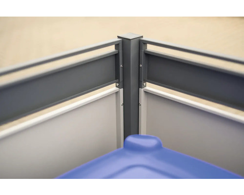 Detailansicht eines Sichtschutzzauns mit Mülltonnenbox