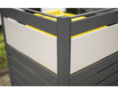 Detailansicht einer Mülltonnenbox mit Füllung