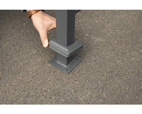 Metallpfosten mit quadratischer Grundplatte zur Befestigung