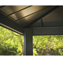 Detailansicht eines Gartenpavillons mit Metallelementen