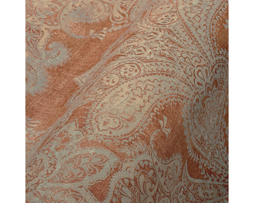 Nahaufnahme einer Textiltapete mit Paisleymuster