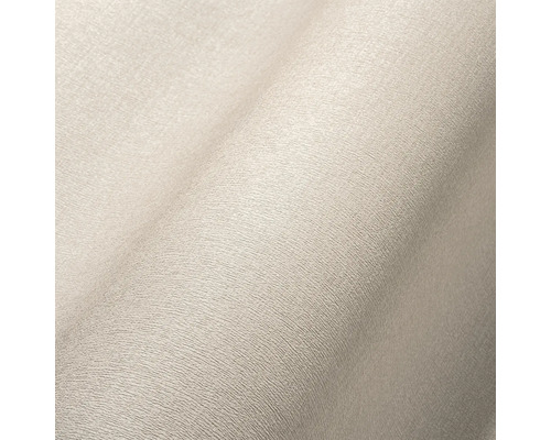 Nahaufnahme einer beigen Textiltapete mit feiner Struktur