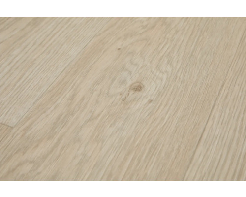 Nahaufnahme eines Laminatbodens mit Holzstruktur.