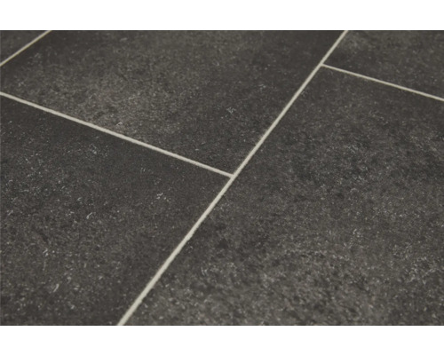 Nahaufnahme von Vinylbodenfliesen mit Steinstruktur und Fugen