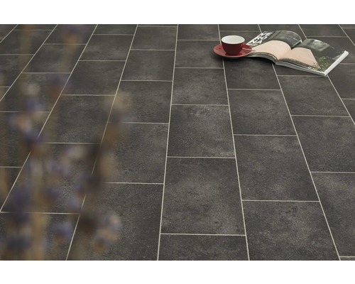 Bodenbelag mit Fliesenmuster, Buch und Kaffeetasse