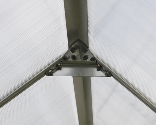 Detailansicht einer Gewächshauskonstruktion mit Aluminiumrahmen und transparenten Paneelen