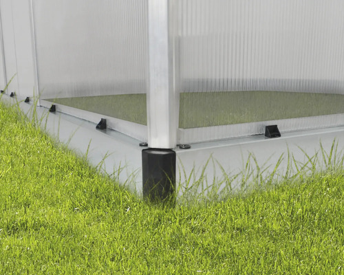 Detailansicht eines Gewächshauses mit Aluminiumrahmen auf einem Fundament