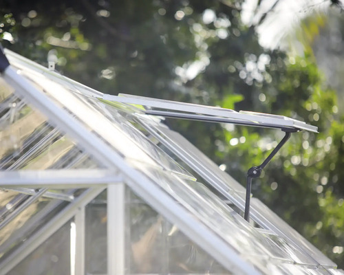 Gewächshaus mit Fensterheber zur Belüftung