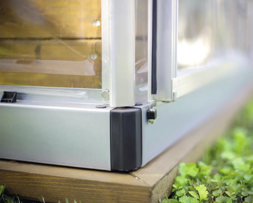 Detailansicht eines Gewächshauses mit Aluminiumrahmen und Fundament