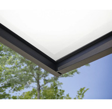 Detailansicht einer Terrassenüberdachung mit Aluminiumrahmen und Glasdach