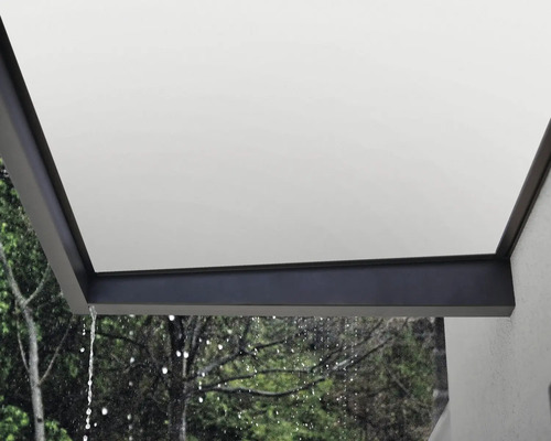 Regenwasser fließt von einer Terrassenüberdachung ab