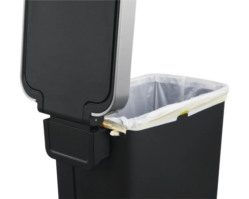 Geöffneter Abfalleimer mit Müllbeutel