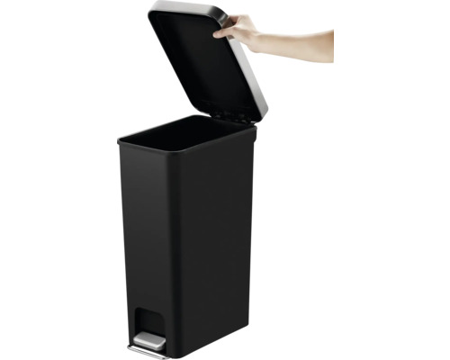 Schwarzer Treteimer mit geöffnetem Deckel und Fußpedal