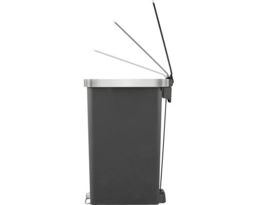 Grauer Treteimer mit geöffnetem Deckel.