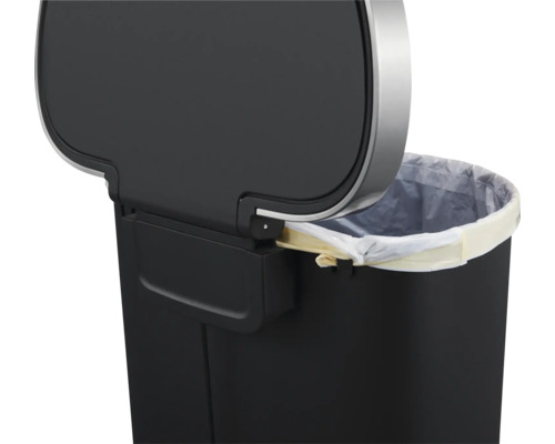 Detailansicht eines Abfallbehälters mit offenem Deckel und eingesetztem Müllbeutel.