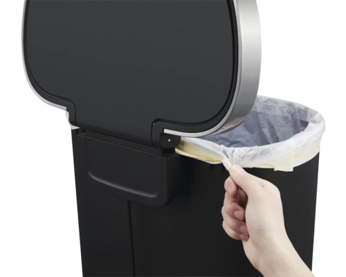 Detailansicht eines Mülleimers mit Müllbeutel und geöffnetem Deckel