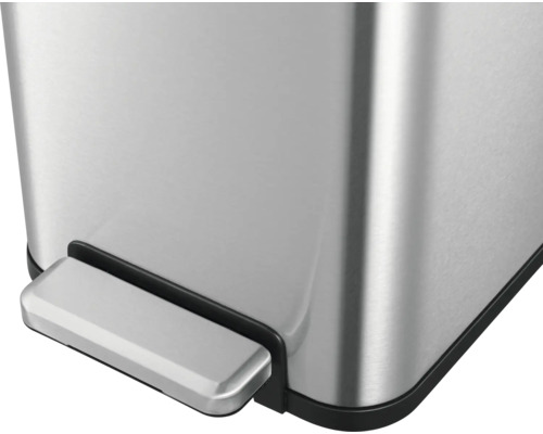 Detailansicht eines Treteimers aus Edelstahl