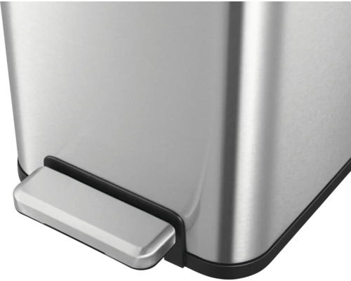 Detailansicht eines Mülleimers aus Metall mit Fußpedal