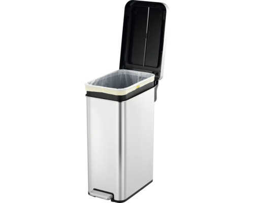 Treteimer aus Edelstahl mit geöffnetem Deckel und Müllbeutel