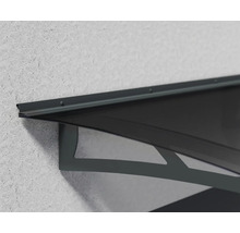 Detailaufnahme einer Türüberdachung mit Halterung an einer Wand