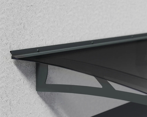 Detailaufnahme einer Türüberdachung mit Halterung an einer Wand