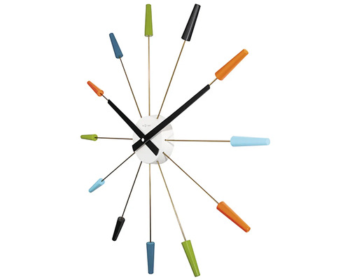 Wanduhr mit bunten Markierungen und Zeigern