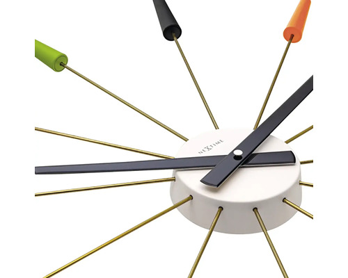 Detailaufnahme einer NEXTIME Wanduhr mit Zeigern und farbigen Markierungen