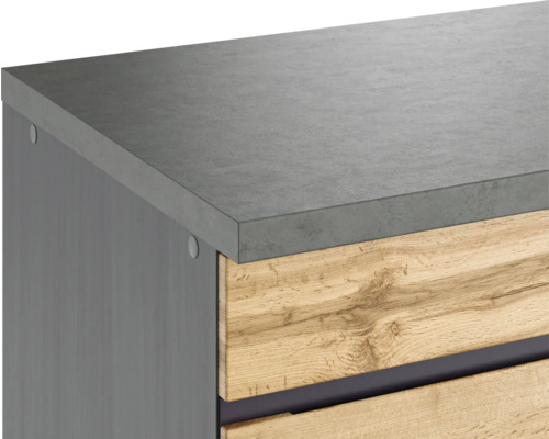 Detailansicht eines Badezimmerschranks mit Holzschubladen und Betonplatte