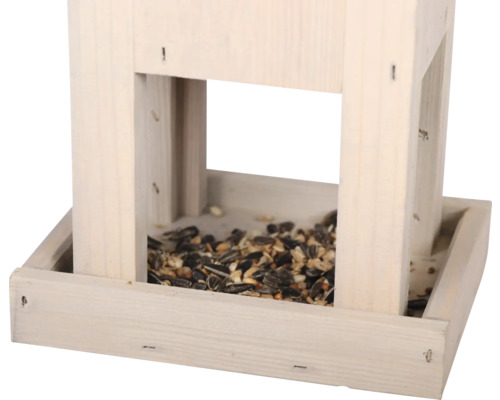 Vogelhaus aus Holz mit Vogelfutter