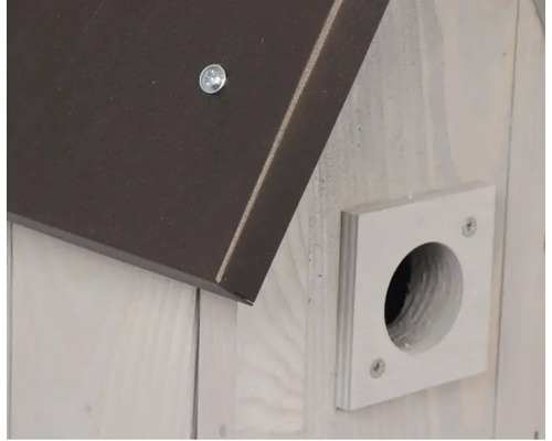 Detailansicht eines Nistkastens mit einem braunen Dach und einem runden Eingangsloch.