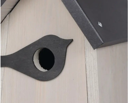 Detailansicht eines Vogelhauses mit Vogelsymbol über dem Einflugloch