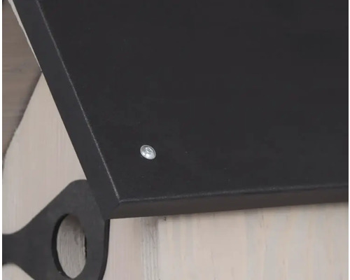 Detailansicht eines Vogelhauses mit Schraube