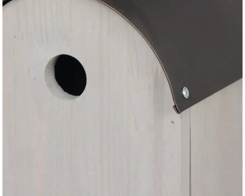 Detailaufnahme eines Vogelhauses mit Einflugloch und Dach