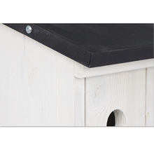 Detailansicht eines Vogelhauses aus Holz mit schwarzem Dach
