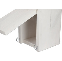 Detailansicht eines Nistkastens aus Holz mit geöffneter Klappe und Metallhaken zur Aufhängung