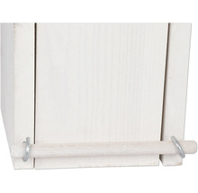 Detailansicht eines Nistkastens aus Holz mit Sitzstange