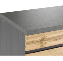 Detailaufnahme eines Badezimmerschranks mit Holzschubladen und Steinplatte