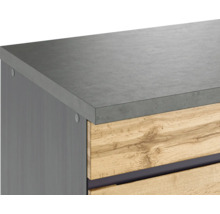 Detailansicht eines Badezimmermöbels mit Betonarbeitsplatte und Holzfronten
