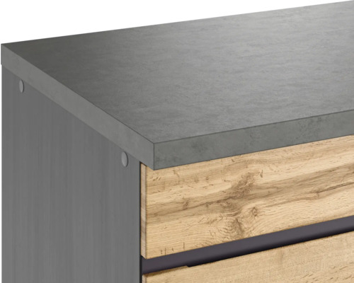 Detailaufnahme eines Badezimmermöbels mit grauer Arbeitsplatte und Holzfront