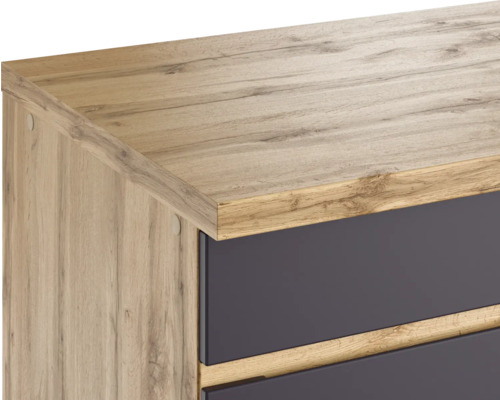 Detailaufnahme eines Schrankes mit Holzstruktur und dunklen Schubladen