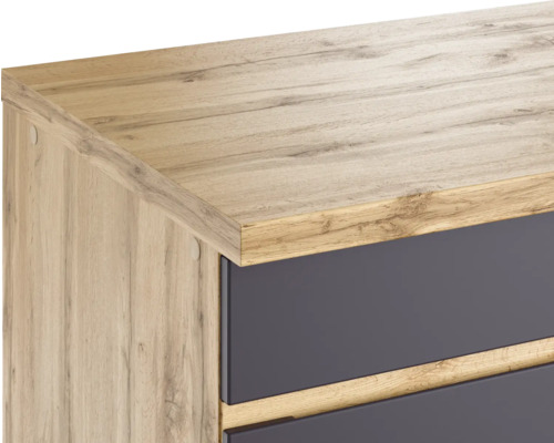 Detailaufnahme einer Kommode mit Schubladen und Holzoberfläche