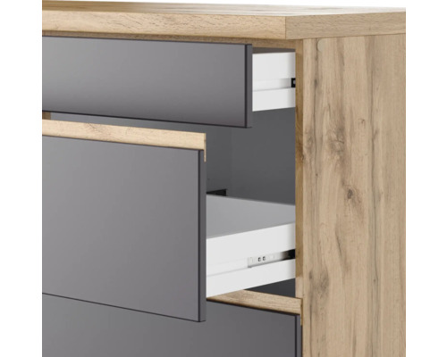 Kommode mit teilweise geöffneten Schubladen in Holzoptik und Grau