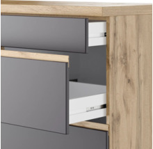 Kommode mit offenen Schubladen in Holzoptik