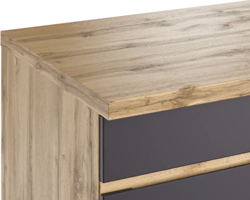 Detailaufnahme eines Holzkommode mit Schubladen