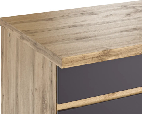 Detailaufnahme eines Holzkommoden Eckbereichs mit Schubladen