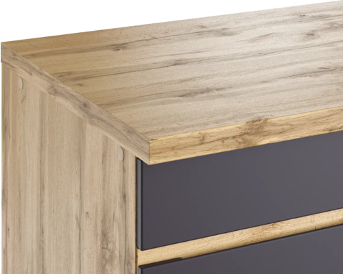 Detailaufnahme eines Kommodenelements mit Holzoberfläche und Schubladen