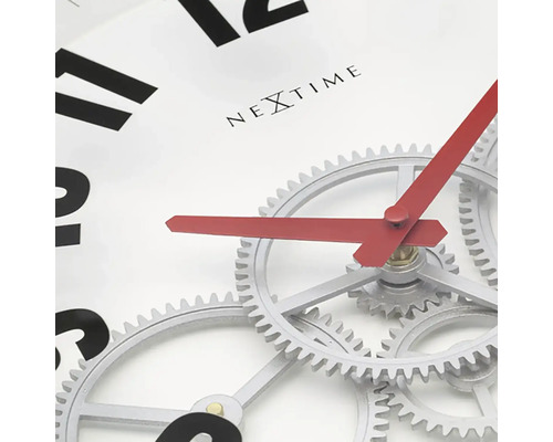 Detailansicht einer Nextime Wanduhr mit sichtbarem Uhrwerk und roten Zeigern