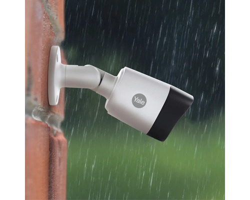 Yale Logo auf einer wetterfesten Überwachungskamera zur Außenmontage.