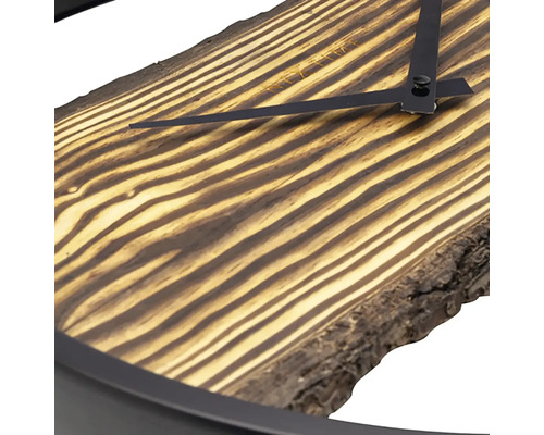 Wanduhr aus Holz mit Zeigern