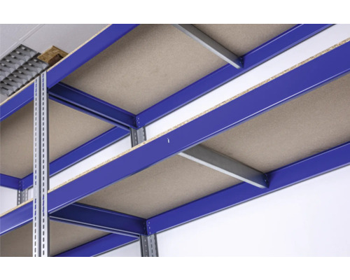 Detailansicht eines blauen Lagerregals mit Spanplattenböden